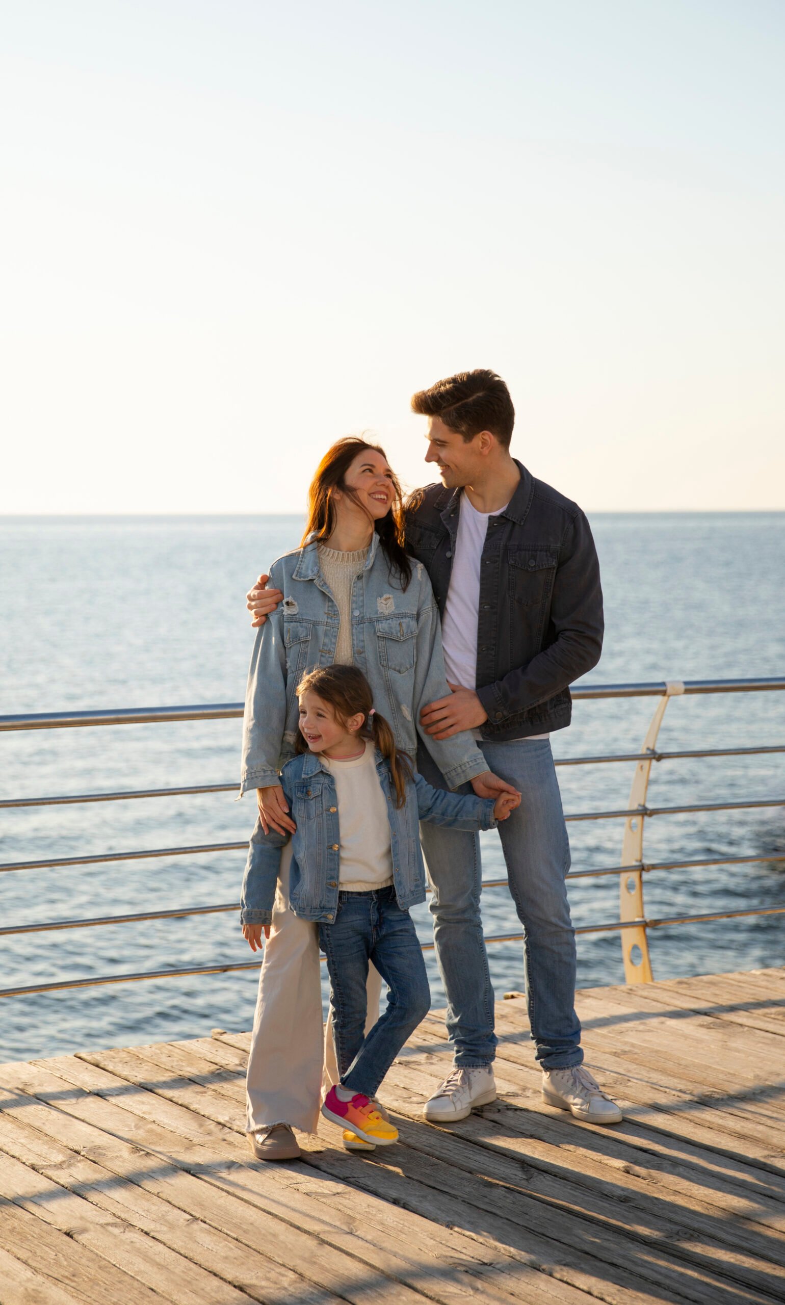 Familia feliz en muelle